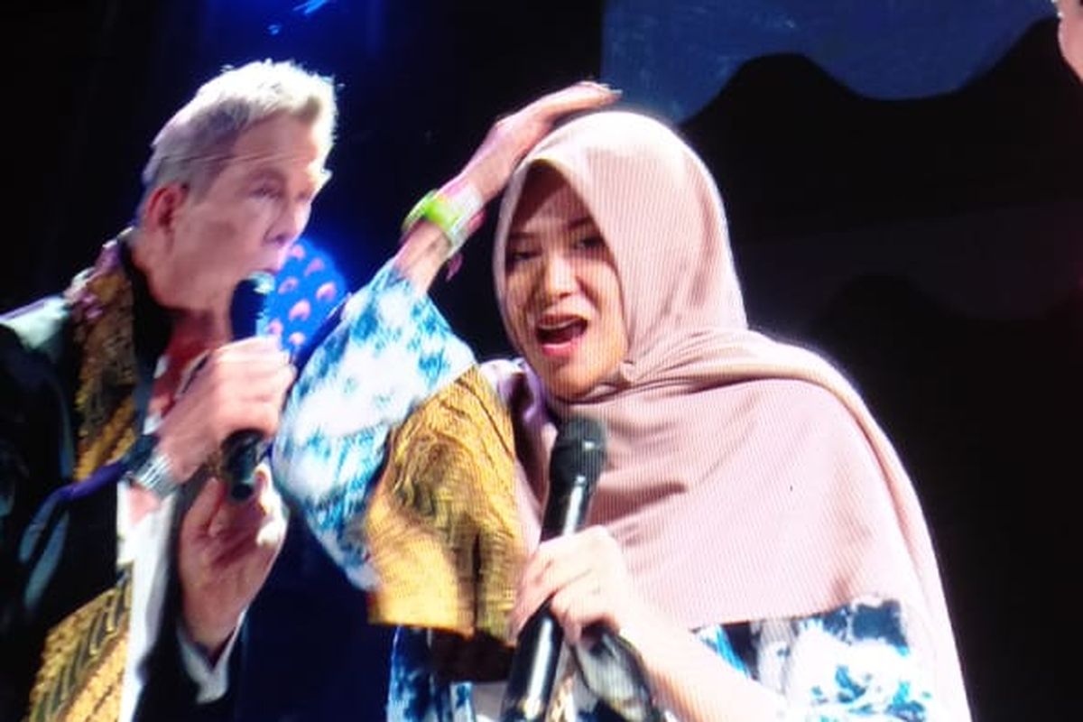 Seorang penonton bernama Shadira Firdausi (21) berkesempatan untuk duet langsung dengan David Foster dan Pia Toscano dalam acara Batik Music Festival, Sabtu (10/5/2019).