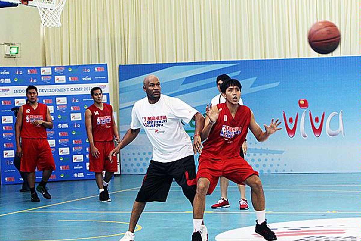 Tim pelatnas basket putra SEA Games XXVI/2011 berlatih bersama Ron Harper, mantan pemain basket NBA Chicago Bulls, dalam program Indonesia Development Camp (IDC) 2011 di Jakarta, Senin (9/5). Program IDC selama empat hari bertujuan meningkatkan kemampuan para pemain tim nasional.
