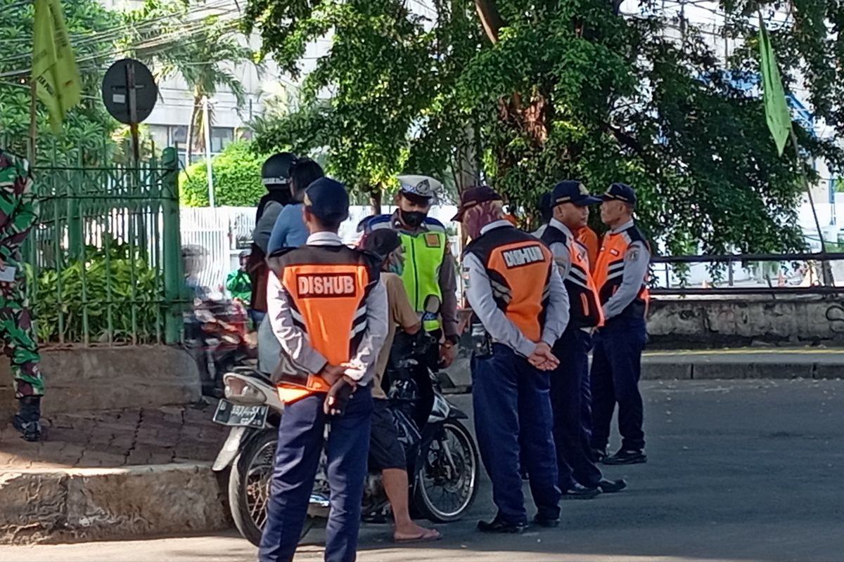 Sudinhub Jakarta Pusat Tindak Pelanggar Lalin di Depan Pelintasan Roxy Mas