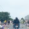 Tradisi Menyapu Koin di Indramayu Bikin Pengendara Motor Terjatuh