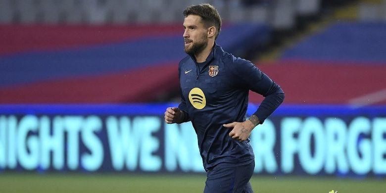 Bek Barcelona Inigo Martinez melakukan pemanasan sebelum pertandingan leg pertama perempat final Liga Champions antara FC Barcelona dan BVB Borussia Dortmund di Estadi Olimpic Lluis Companys di Barcelona pada 9 April 2025.