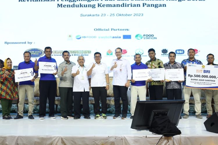 Plt Menteri Pertanian (Mentan) sekaligus Kepala Badan Pangan Nasional (Bapanas), Arief Prasetyo Adi berfoto bersama anggota Perkumpulan Penggilingan Padi dan Pengusaha Beras Indonesia (Perpadi) pada Rapat Kerja Nasional Perpadi di Solo, Senin (23/10/2023).