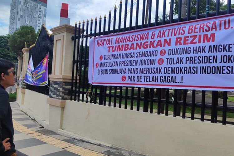 Spanduk tolak kedatangan Presiden Joko Widodo terpasang di gedung DPRD Sumatera Selatan.