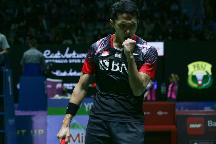 Tunggal putra Indonesia, Jonatan Christie bertanding melawan wakil Thailand, Kantaphon Wangcharoen pada babbak 32 besar Indonesia Open 2022 di Istora senayan, Jakarta, Rabu (15/6/2022). Ia sukses melangkah ke babak 16 besar setelah menang dua gim langsung dengan skor akhir 22-20, 21-8.