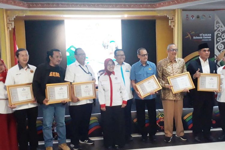 Badan Standarisasi dan Akreditasi Nasional Keolahragaan (BSANK) bersama Kemenpora resmi memberikan sertifikat akreditasi bagi 6 organisasi olahraga di Gedung Wisma Menpora, Jakarta, Senin (24/6/2019). 