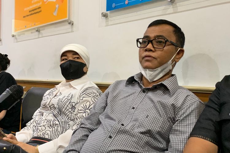 Ayah mendiang Bibi Andriansyah, Faisal bersama istrinya, Dewi Zuhriati menghadiri persidangan hak perwalian Gala Sky Andriansyah agenda saksi fakta dari pihak Doddy Sudrajat di Pengadilan Agama Jakarta Barat, Rabu (8/3/2022).