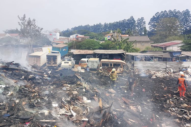 Kebakaran Lapak Barang Bekas dan Bengkel di Jaktim, 3 Mobil Hangus Terbakar