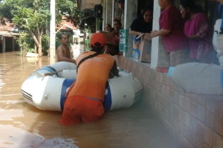 Sejumlah pengungsi banjir akibat luapan Kali Krukut di Bangka, Mampang Prapatan dan Cilandak Timur, Pasar Minggu diberikan bantuan berupa makanan.  Bantuan diberikan oleh pihak kelurahan setempat pada Senin (5/10/2020) pagi.