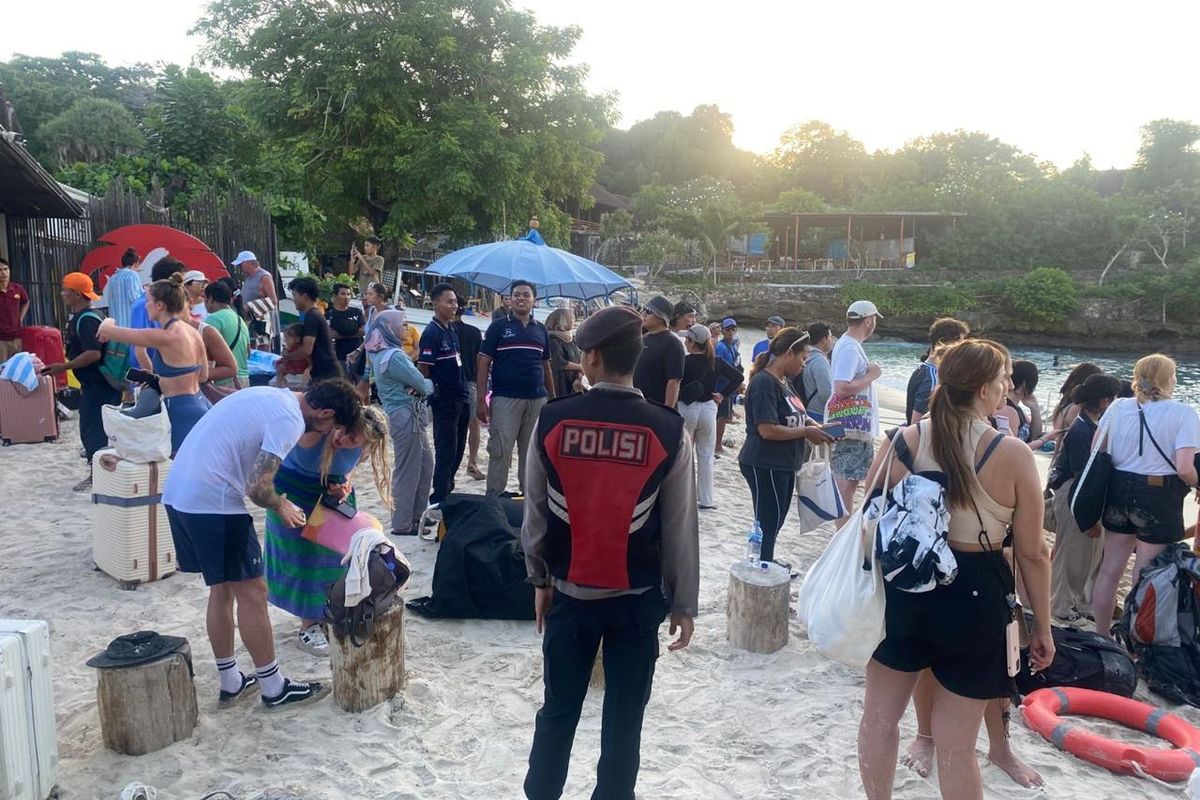 Para penumpang berhasil dievakuasi dengan selamat dalam peristiwa kapal terbalik di Perairan Desa Lembongan, Kecamatan Nusa Penida, Kabupten Klungkung, Provinsi Bali, pada Rabu (4/6/2025). /Dok. Humas Polda Bali