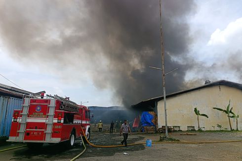 Gudang Beras di Pasar Induk Cipinang Terbakar, Asap Tebal Membubung Tinggi