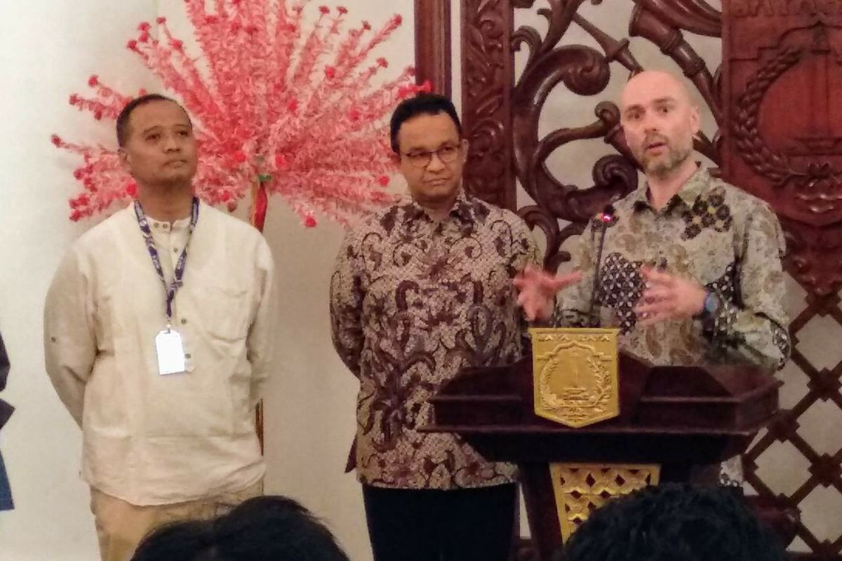 (Dari kiri ke kanan) Direktur Utama PT Transjakarta, Gubernur DKI Jakarta Anies Baswedan, dan Direktur Eksekutif C40 Cities Climate Leadership Group Mark Watts di Balai Kota DKI Jakarta, Jumat (29/3/2019).