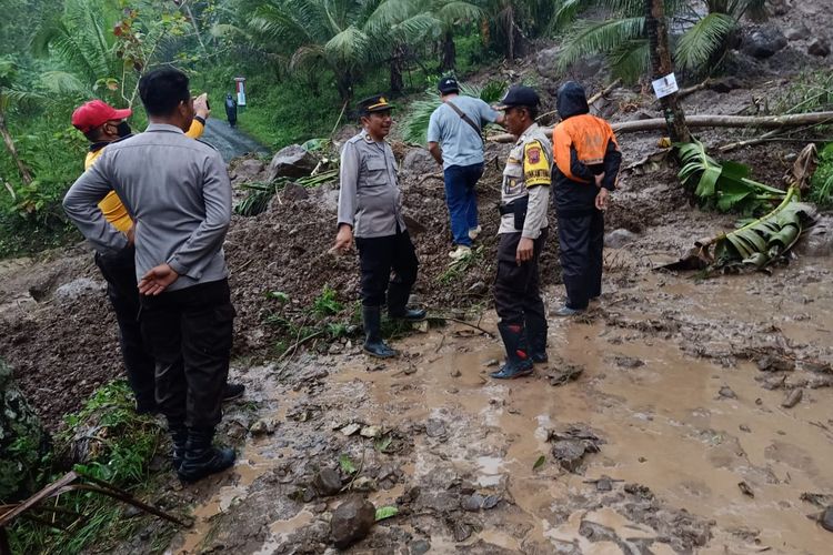 Salah satu material longsoran di Kecamatan Pituruh menutup akses jalan pada Sabtu (8/10/2022) sebagian warganya mengungsi ketempat yang lebih aman 