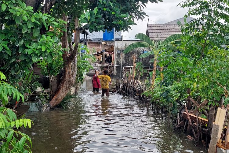 Suasana banjir di RT04/RW08, Jurumudi, Kecamatan Benda, Kota Tangerang, Jumat (21/1/2022).