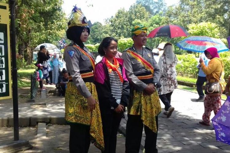 Aparat Polisi mengenakan pakaian dinas kombinasi pakaian adat Magelang di Candi Borobudur.