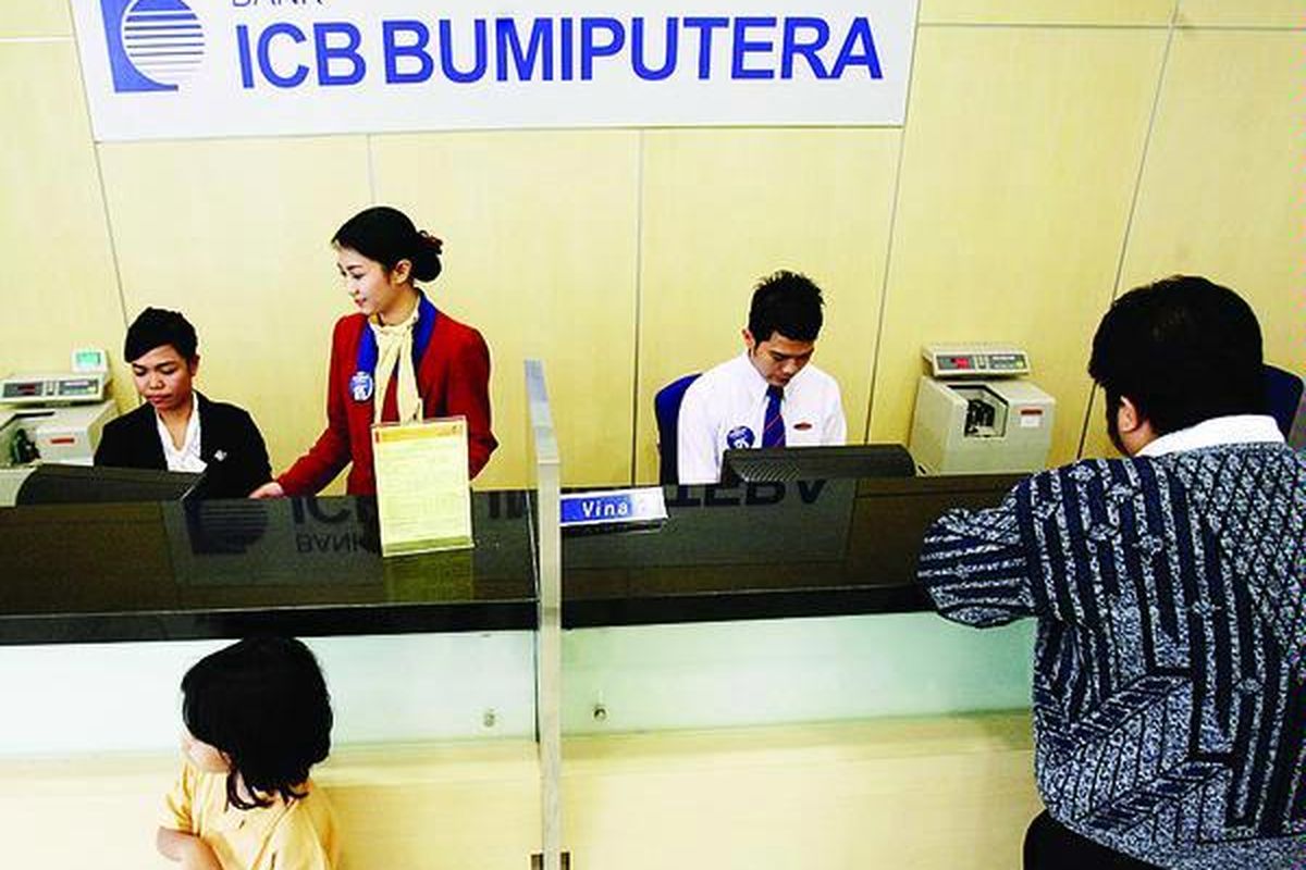 Pelayanan di Kantor Cabang Utama Bank ICB Bumiputera di Cikini, Jakarta, akhir 2009. Bank Bumiputera mengganti nama dan logo menjadi Bank ICB Bumiputera Indonesia, dengan pemegang saham utama ICB Financial Group Holdings AG, perusahaan yang berkantor pusat di Swiss.
