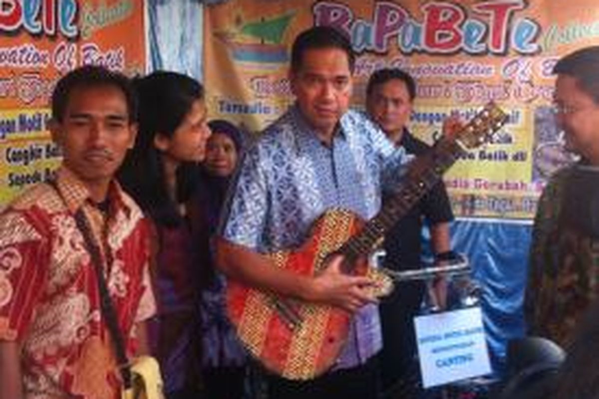 Menteri Perdagangan Gita Wirjawan saat mengunjungi bazar di Tegal, Jawa Tengah, Minggu (25/8/2013)