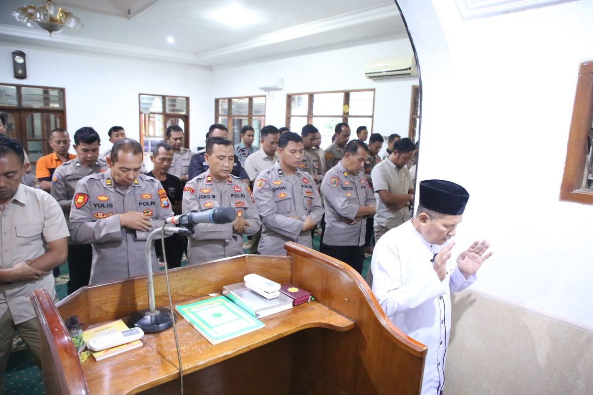 Polres Madiun menggelar shalat gaib di Masjid At-Taqwa Polres Madiun, Selasa (18/3/2025), atas gugurnya tiga anggota Polri dalam menjalankan tugas di Kampung Karang Manik, Kecamatan Negara Batin, Way Kanan, Lampung.