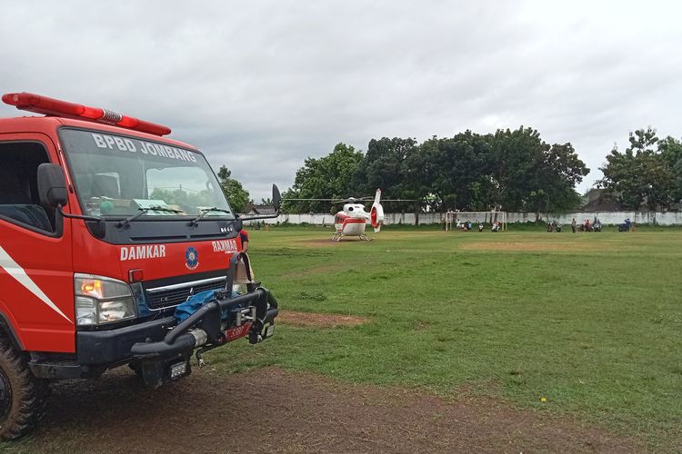 Warga Heboh, Helikopter Bawa Direksi PT Gudang Garam Mendarat Darurat di Jombang