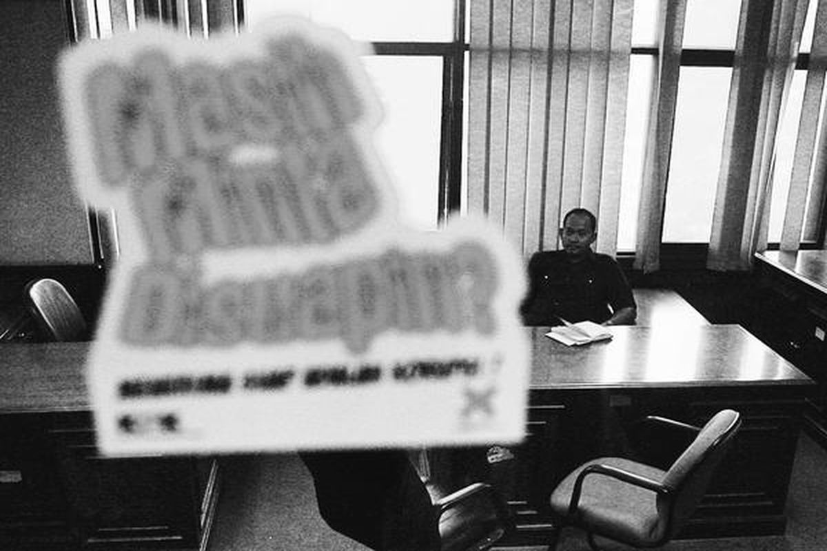 Jaksa Urip Tri Gunawan, yang didakwa menerima suap sebesar 660.000 dollar AS, Kamis (17/7), menunggu dimulainya sidang di Pengadilan Khusus Tindak Pidana Korupsi, Jakarta. Artalyta Suryani yang menjadi terdakwa karena didakwa memberikan suap menjadi salah satu saksi dalam sidang tersebut.  