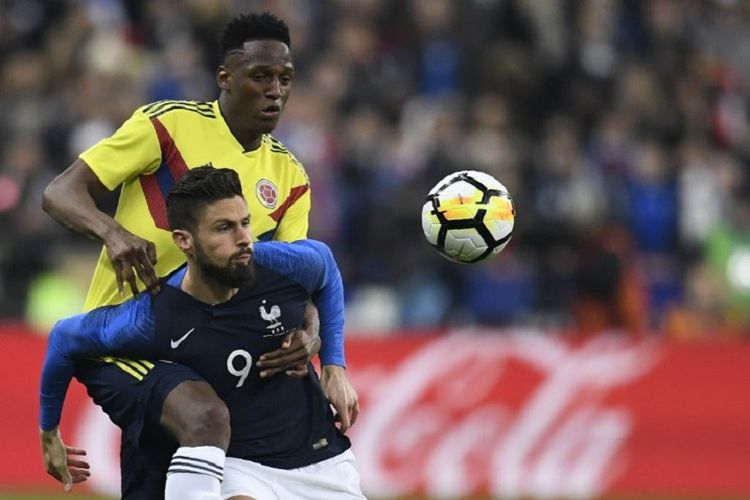 Olivier Giroud berduel dengan Yerry Mina pada laga persahabatan antara timnas Perancis dan Kolombia di Stade de France, Jumat (23/3/2018). 