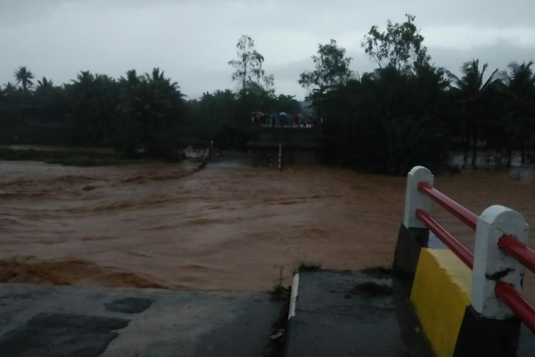 Jembatan Cipatujah yang menghubungkan Kabupaten Garut dengan Kabupaten Tasikmalaya putus karena diterjang arus deras, Selasa (6/11/2018)
