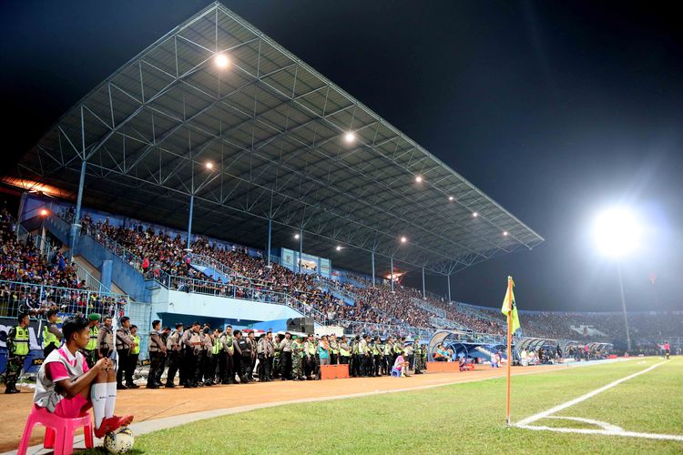 Pihak pengamanan yang menjaga laga bigmatch di Stadion Kanjuruhan Kabupaten Malang, Jawa Timur.