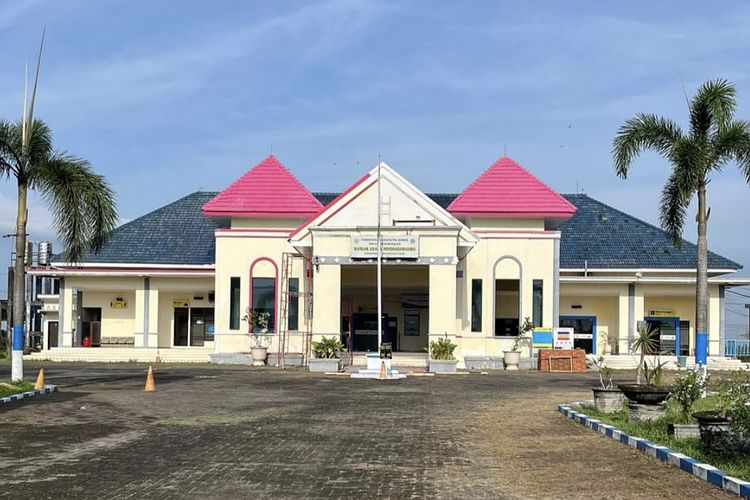 Tampilan baru Bandara Notohadinegoro Jember dengan atap yang diganti warna pink.
