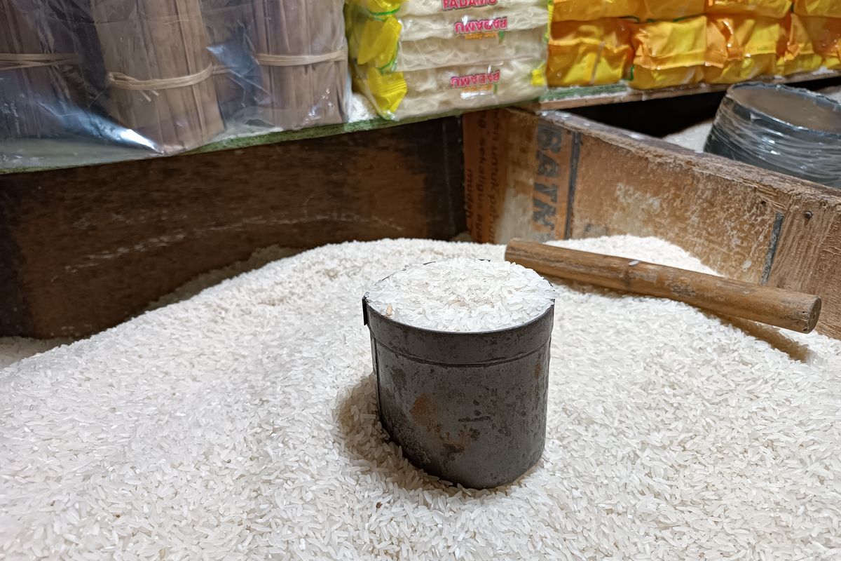 Pedagang sembako bernama Hendri (40) mengatakan harga beras kerap naik menjelang tahun baru 2023. Ia tak berharap apa-apa pada pemerintah, asalkan usahanya selalu balik modal. Pernyataan itu ia sampaikan saat ditemui di Pasar Cimanggis, Tangsel pada Jumat (9/12/2022). 