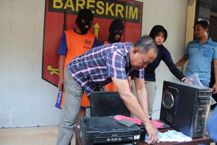 Pelaku peredaran dan perantara pembuatan uang palsu saat berada di Mapolres Jombang Jawa Timur, Kamis (4/4/2019). Dihadapan mereka, polisi membeber barang bukti uang palsu beserta alat pencetaknya.