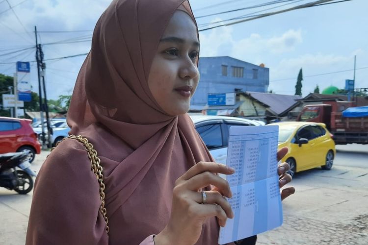 Suci Maulidya korban skimming BNI menunjukkan mutasi pada buku rekeningnya setelah uangnya hilang Rp10 juta (KIKI ANDI PATI/KOMPAS.com)