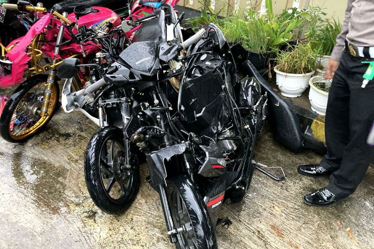 Sepeda motor Honda Vario hancur pada bagian depannya akibat benturan yang terjadi pada tabrakan frontal di satu ruas jalan di Kabupaten Blitar, Jumat (4/2/2022)