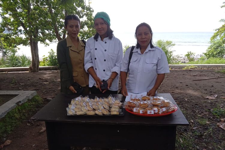 Kompiang Kopi dan Roti Kopi Colol merupakan suatu karya siswa-siswi Sekolah Menengah Kejuruan Negeri I (SMKN 1) Borong, Kelurahan Peot, Kecamatan Borong, Kabupaten Manggarai Timur, Provinsi Nusa Tenggara Timur, Senin, (13/2/2023). 