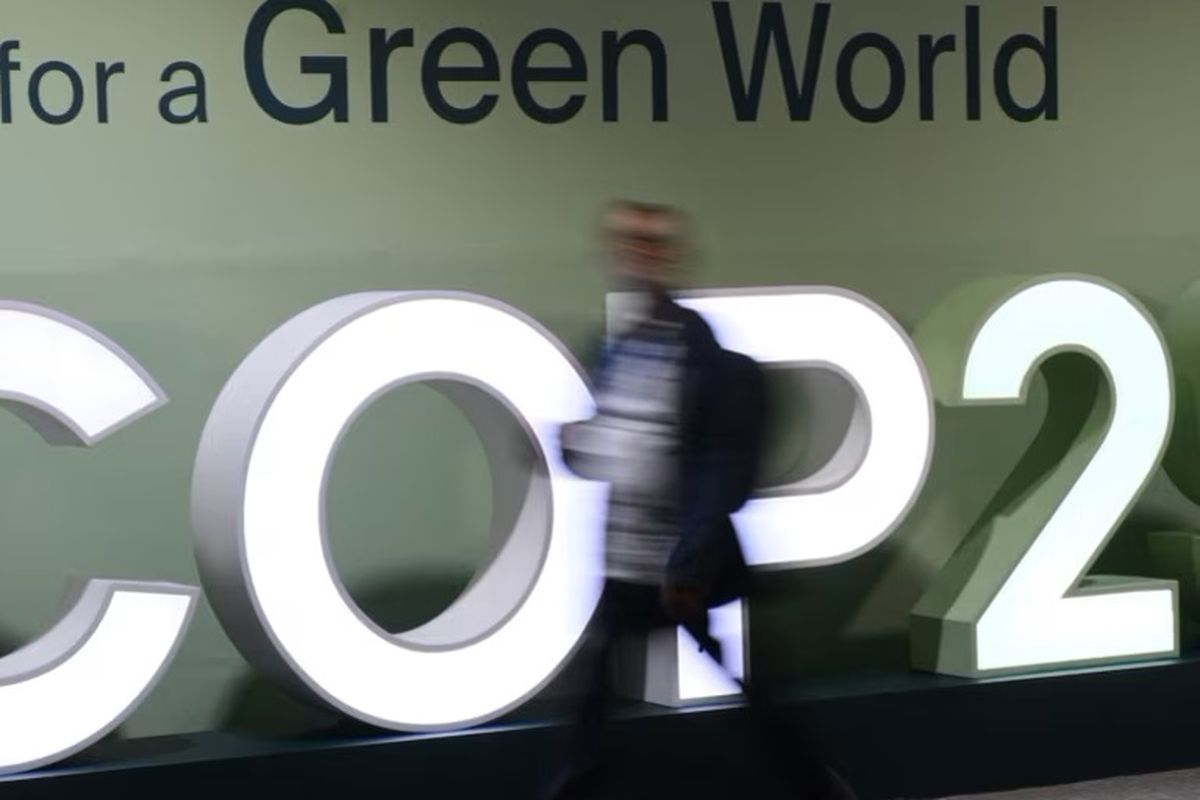Peserta konferensi terlihat berjalan melewati logo COP29 dalam Konferensi Perubahan Iklim PBB yang berlangsung di Baku, Azerbaijan, pada 21 November 2024.