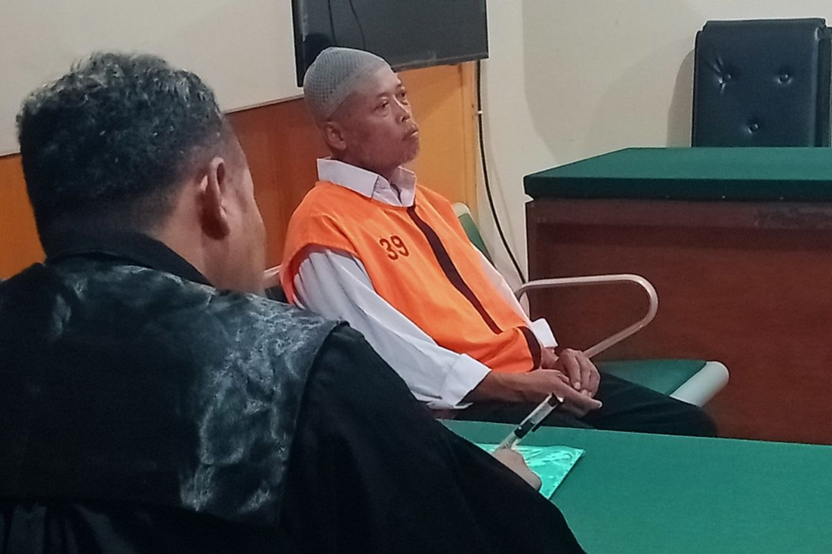 Seorang kakek bernama Piyono (61) asal Kota Malang, Jawa Timur berurusan dengan hukum gegara memelihara ikan aligator gar yang biasa digunakan untuk membersihkan kolam ikan.