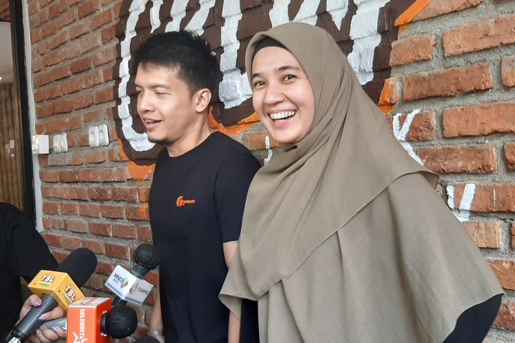 Pasangan Selebriti Dimas Seto dan Dhini Aminarti setelah menghadiri acara soft launching restoran Sate Celup di Cinere, Depok, Jawa Barat, Jumat (24/11/2023)