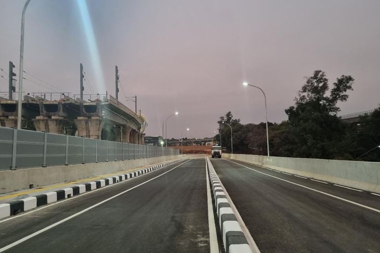 Flyover Jalan Akses Kereta Cepat Halim Perdanakusumah yang menjadi jalan akses menuju Stasiun Halim sudah dilengkapi dengan pagar pengaman, trotoar, pembatas jalan, dan lampu jalan.