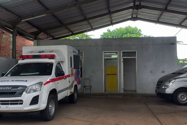 Kondisi Rumah Sakit Darurat Covid-19 (RSDC) Wisma Atlet, Kemayoran, Jakarta Pusat. Dipotret Minggu (25/12/2022). Ada tiga ambulans yang terparkir di salah satu sudut.