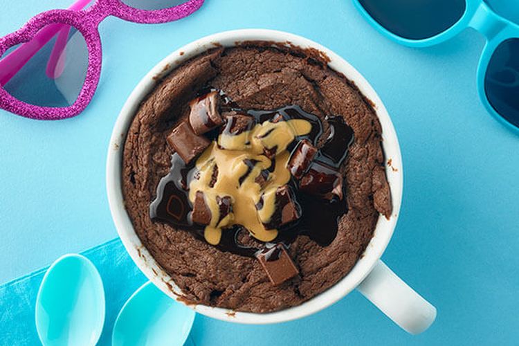 Camilan Chocolate Peanut Butter Mug Cake yang mudah dibuat