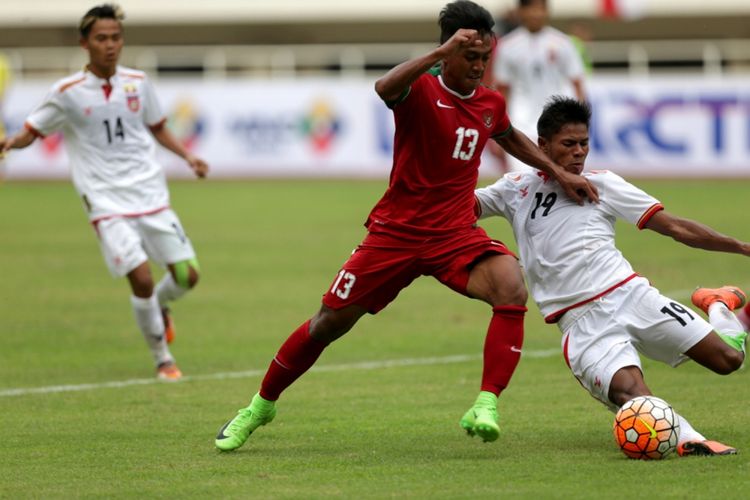 Pemain timnas Indonesia, Febri Hariyadi berebut bola dengan pemain timnas Myanmar, Thein Than Win saat pertandingan persahabatan Indonesia melawan Myanmar di Stadion Pakansari, Cibinong, Bogor, Jawa Barat, Selasa (21/3/2017). Indonesia kalah 1-3 melawan Myanmar. 