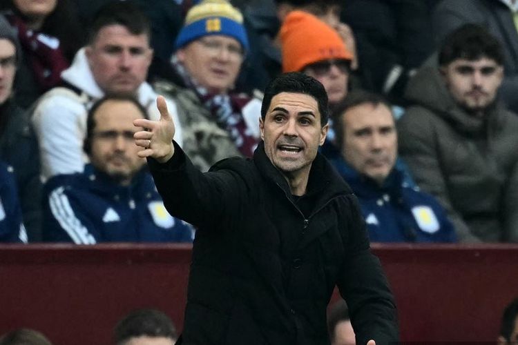 Manajer Arsenal asal Spanyol Mikel Arteta meneriakkan instruksi kepada para pemain dari pinggir lapangan pada laga Liga Inggris antara Aston Villa dan Arsenal di Villa Park di Birmingham, Inggris tengah pada 6 Desember 2025.