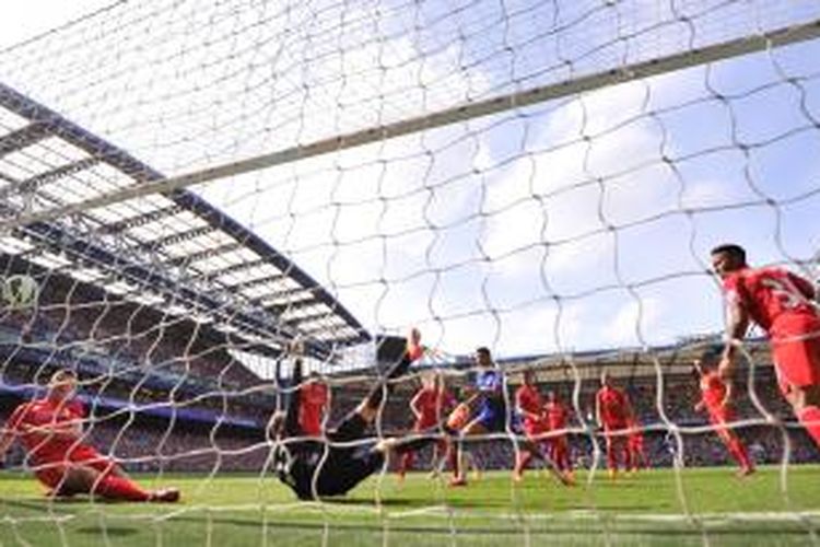 Pertahanan Liverpool gagal membendung gol bek Chelsea, John Terry, pada menit ke-5 laga di Stadion Stamford Bridge, Minggu (10/5/2015)