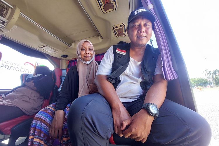 Deni Wiryanto (47), salah satu peserta mudik gratis Pemerintah Provinsi (Pemprov) DKI Jakarta yang berangkat dari Monas, Jakarta Pusat, Senin (17/4/2023).