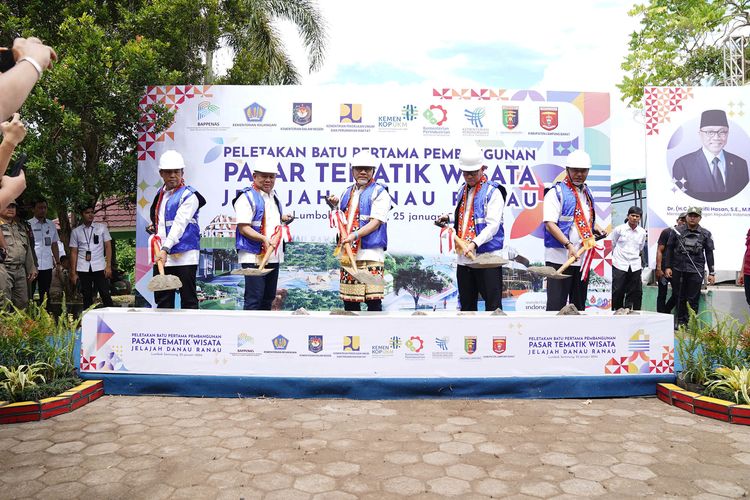 Menteri Perdagangan, Zulkifli Hasan melakukan peletakan batu pertama pembangunan Pasar Wisata Jelajah Danau Ranau di Lumbok Seminung, Kabupaten Lampung Barat, Lampung, Kamis (25/1/2024).