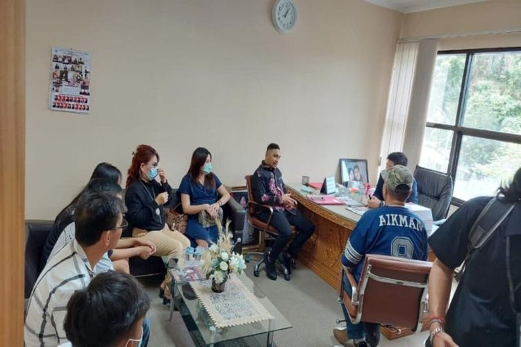 Keluarga korban bersama kuasa hukumnya saat mengadu ke Komisi I DPRD Sulut. Tampak keluarga korban diterima Ketua Komisi I Raski Mokodompit di ruang kerjanya, Selasa (23/8/2022).