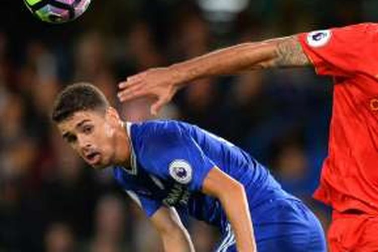 Gelandang Chelsea, Oscar, tampil dalam laga Premier League kontra Liverpool, di Stadion Stamford Bridge, 16 September 2016.