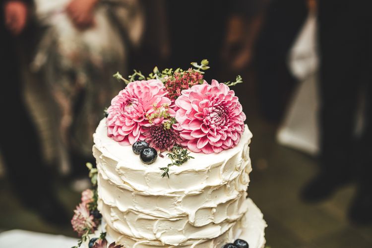 Ilustrasi kue pernikahan yang didekorasi dengan bunga dahlia