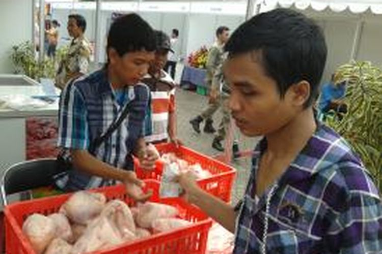 Seorang warga tampak membeli daging ayam di UMKM Expo di Lapangan IRTI Monas, Jakarta, Kamis (18/7/2013)
