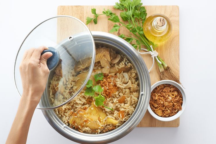 Ilustrasi masak nasi uduk dan nasi goreng pakai rice cooker. 