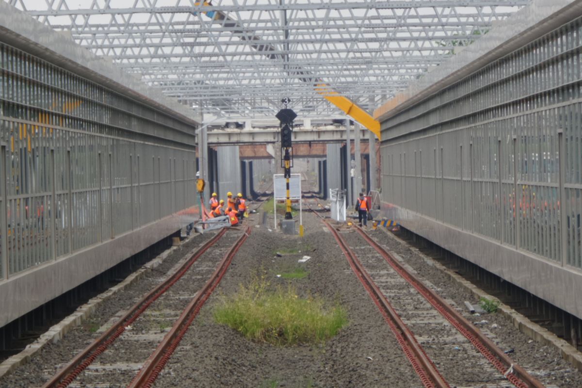 Tampak bangunan fisik stasiun kereta Bandara Soekarno-Hatta, Tangerang, Rabu (12/4/2017). Stasiun direncanakan mulai beroperasi pertengahan tahun 2017, dengan rute dari Stasiun Manggarai dan Stasiun Jakarta Kota.