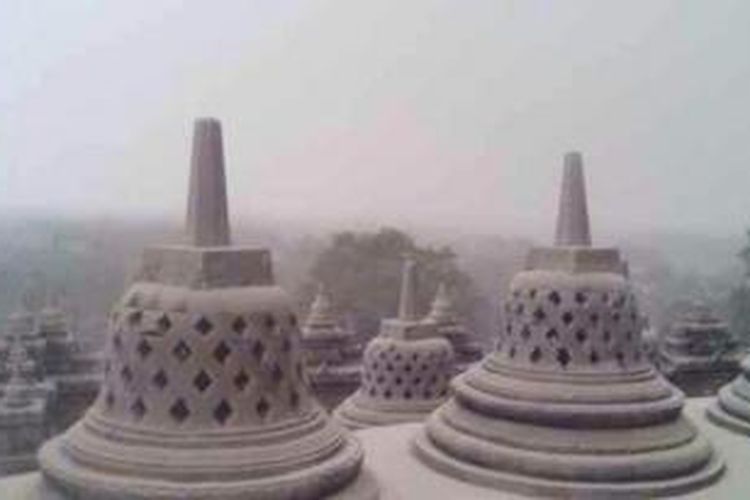 Kondisi stupa-stupa di Borobudur yang tertutup abu vulkanik dari letusan Gunung Kelud, Jumat pagi (14/2/2014) berdasar foto yang diunggah ke twitter oleh pemilik akun @WienduNuryanti